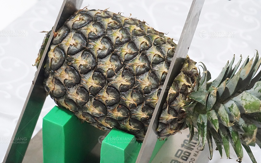 pineapple cutting